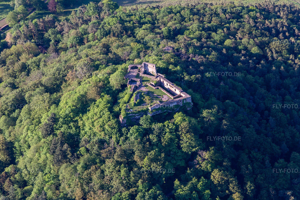 Luftbild: Burgruine Lindelbrunn in Vorderweidenthal im Bundesland Rheinland-Pfalz in Deutschland. Foto: IMG_131420.jpg vom 14.05.2022 durch Werner Riehm/FLY-FOTO.deBurgruine Lindelbrunn bei Vorderweidenthal | Pfalz.de