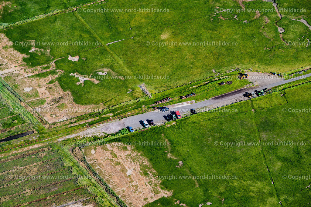Langeness_Lorenbahnhof_ELS_8660300523 | LANGENEß 30.05.2023 Lorenbahnhof auf der Hallig Langeneß im Bundesland Schleswig-Holstein, Deutschland. // Lorenbahnstation on the Hallig Langeness in the state Schleswig-Holstein, Germany. Foto: Martin Elsen