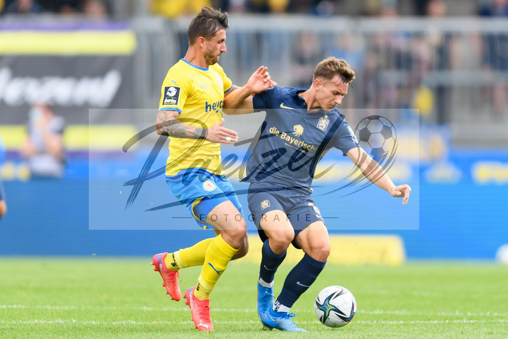 EBSTSV20210828_025 | Fussball, Herren: Robin Krausse (Eintracht Braunschweig) und Erik Tallig (TSV 1860 Muenchen) im Zweikampf beim Spiel der 3. Liga zwischen Eintracht Braunschweig und TSV 1860 Muenchen im Eintracht-Stadion am 28.08.2021 in Braunschweig, Deutschland.DFB / DFL REGULATIONS PROHIBIT ANY USE OF PHOTOGRAPHS AS IMAGE SEQUENCES AND/OR QUASI-VIDEO. - Realisiert mit Pictrs.com
