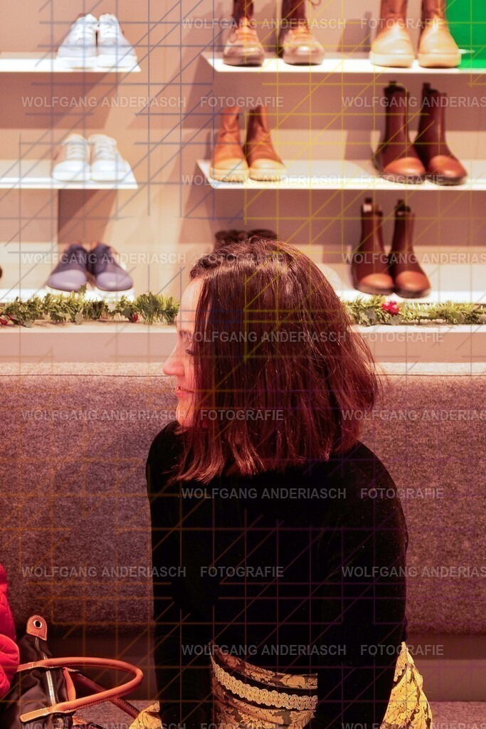 20251130-104711_Schmuck_R3A_0062_wa | Eine besondere Vernissage mitten im Flagship-Store von BÄR Schuhe in Frankfurt: Schmuck trifft auf orthopädische Schuhkunst, Design auf Wohlgefühl. Zwischen funkelnden Details und anatomischer Präzision entstand ein Abend voller Stil, Inspiration und echter Handwerksqualität. Ein herzliches Dankeschön an Alexandra Feirer für die großartige Gastfreundschaft und diesen stimmungsvollen Rahmen. - Realisiert mit Pictrs.com