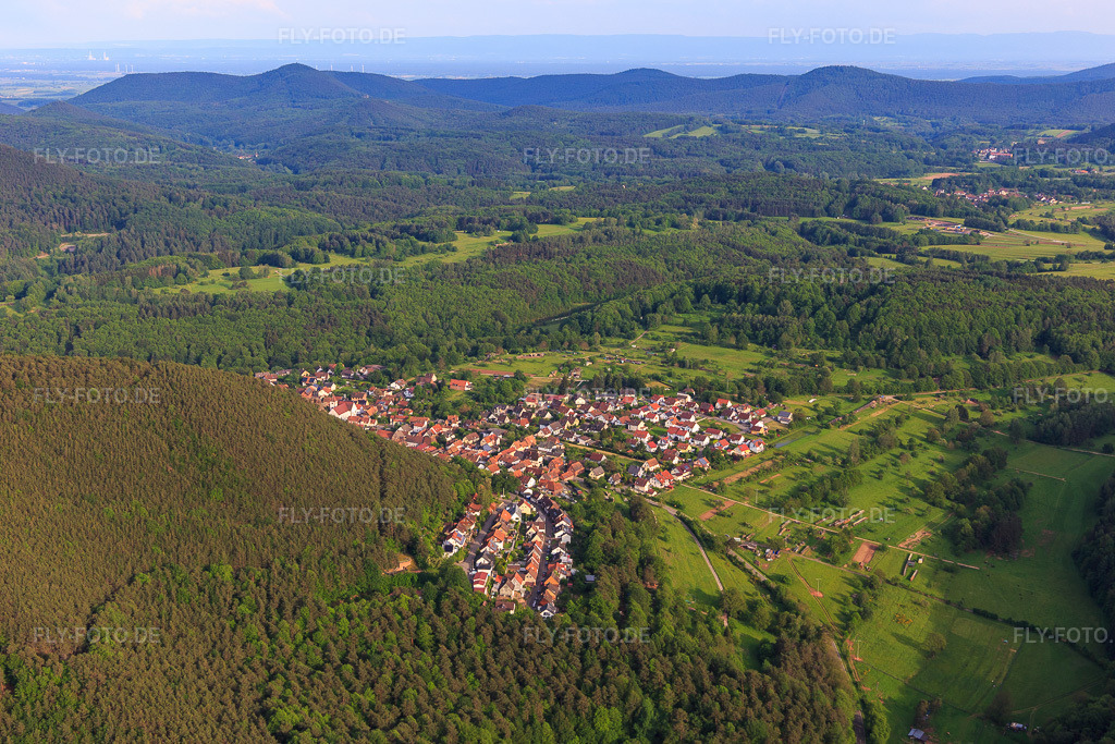 Luftbild: Dorfansicht im Pfälzerwald aus Nordwesten in Wernersberg im Bundesland Rheinland-Pfalz in Deutschland. Foto: IMG_140737.jpg vom 20.05.2024 durch Werner Riehm/FLY-FOTO.de