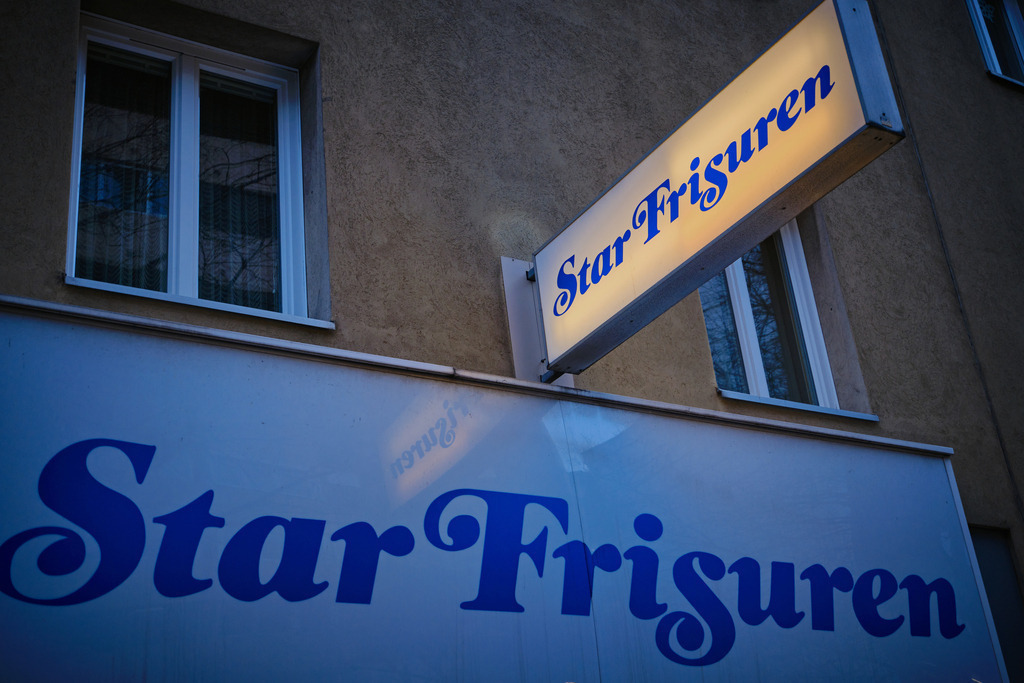 Werbe-Leuchtreklame an der Hauswand | WIen, Austria - February 02, 2023; Star Perückensalon GmbH.; Werbe-Leuchtreklame an der Hauswand. - Realisiert mit Pictrs.com