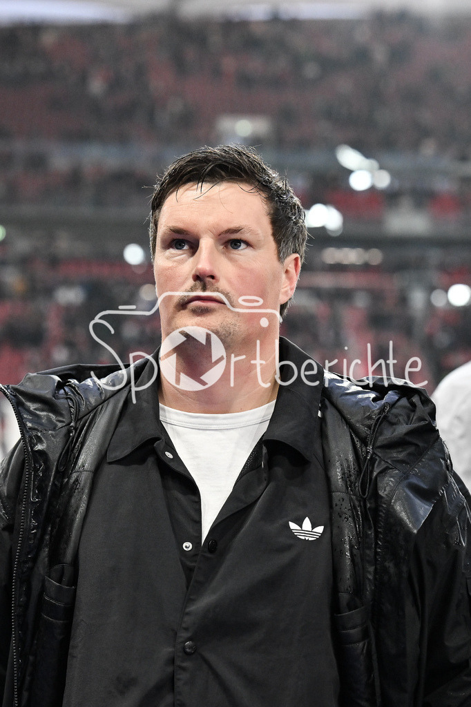 VfB Stuttgart - Hamburger SV | STUTTGART, GERMANY - 12. APRIL: the HSV Team thanks the fans who travelled with them after the Bundesliga Match between VfB Stuttgart vs. Hamburger SV on Matchday 29 at MHP Arena / DFL REGULATIONS PROHIBIT ANY USE OF PHOTOGRAPHS AS IMAGE SEQUENCES AND/OR QUASI-VIDEO / Merlin POLZIN Trainer Hamberger Sportverein