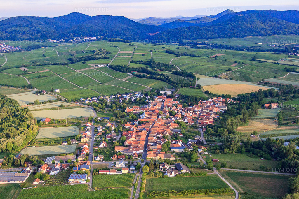 Luftbild: Ortsansicht von Osten im Ortsteil Heuchelheim in Heuchelheim-Klingen im Bundesland Rheinland-Pfalz in Deutschland. Foto: IMG_67857.jpg vom 14.06.2014 durch Werner Riehm/FLY-FOTO.deAuflösung des Originals: 4555 x 3037 px