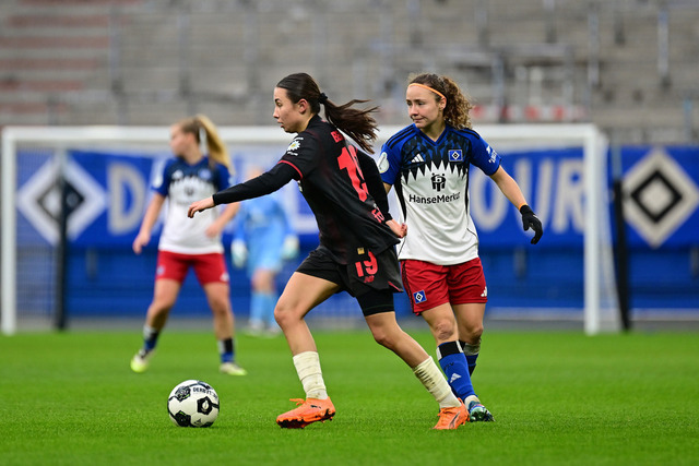Fußball I Frauen I Saison 2025-2026 I DFB-Pokal I Achtelfinale I Hamburger SV - Bayer 04 Leverkusen I 15468 | Loreen Bender (19, Bayer 04 Leverkusen) am Ball - Realisiert mit Pictrs.com
