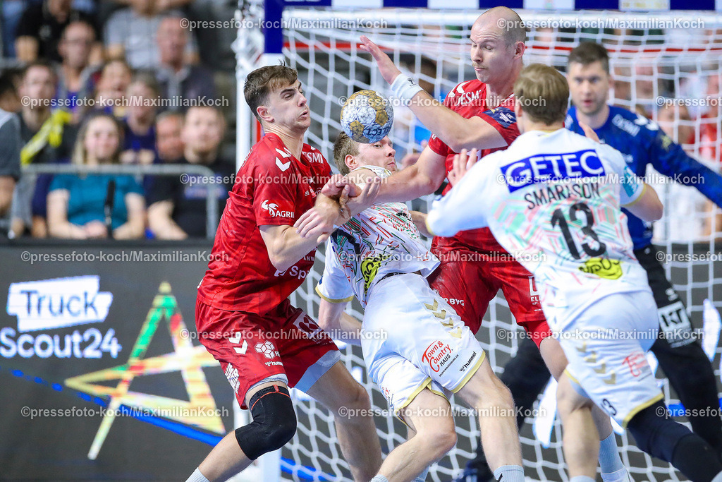 KoeEHF08062401145 | 08.06.2024, Köln, Handball, TruckScout24 EHF FINAL4, Machineseeker Champions League Men, Lanxess-Arena, Halbfinale, SC Magdeburg - Aalborg Handbold: Mads Hoxer (Aalborg Handbold) und Simon Hald (Aalborg Handbold) verteidigen am Kreis gegen Felix Claar (SC Magdeburg) und Janus Smarason (SC Magdeburg)