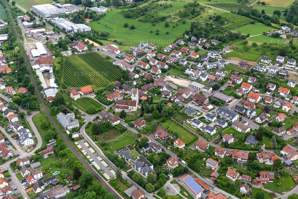 Luftbild: Kirche St. Georg in Bermatingen im Bundesland Baden-Württemberg in Deutschland. – Foto: IMG_132005.jpg vom 26.05.2022 durch Werner Riehm/FLY-FOTO.de – Auflösung des Originals: 4972 x 3315 px – Gemeinde Bermatingen&nbsp;|&nbsp;&nbsp;|&nbsp;&nbsp; – im Pfarreibezirk Markdorf der Katholischen Kirche Linzgau-Bodensee