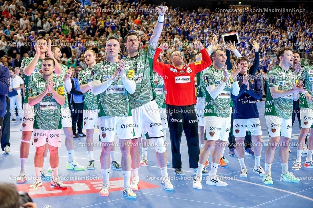 xSSCx18042601035 | 18.04.2026, xsscx, Handball, DHB-Pokal Lidl Final4, TBV Lemgo-Lippe - Füchse Berlin, Saison 2025 / 2026 Herren, Lanxess Arena: Die Mannschaft der Füchse Berlin feiert den Sieg über den TBV Lemgo - Lasse Andersson (Füchse Berlin #11) Photo: xSandraxScherningxPressefotoKochx