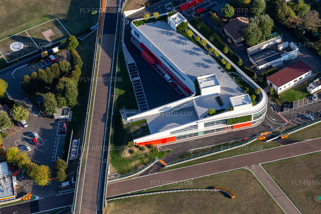 Aerial view: Formula 1 race track of Ferrari, Pista di Fiorano, Circuito di Fiorano in Fiorano Modenese in the state Modena, Italy. – Photo: IMG_134595.jpg taken on 09/19/2022 by Werner Riehm/FLY-FOTO.com – Resolution of the original: 5281 x 3521 px – WWW.FERRARI.COM