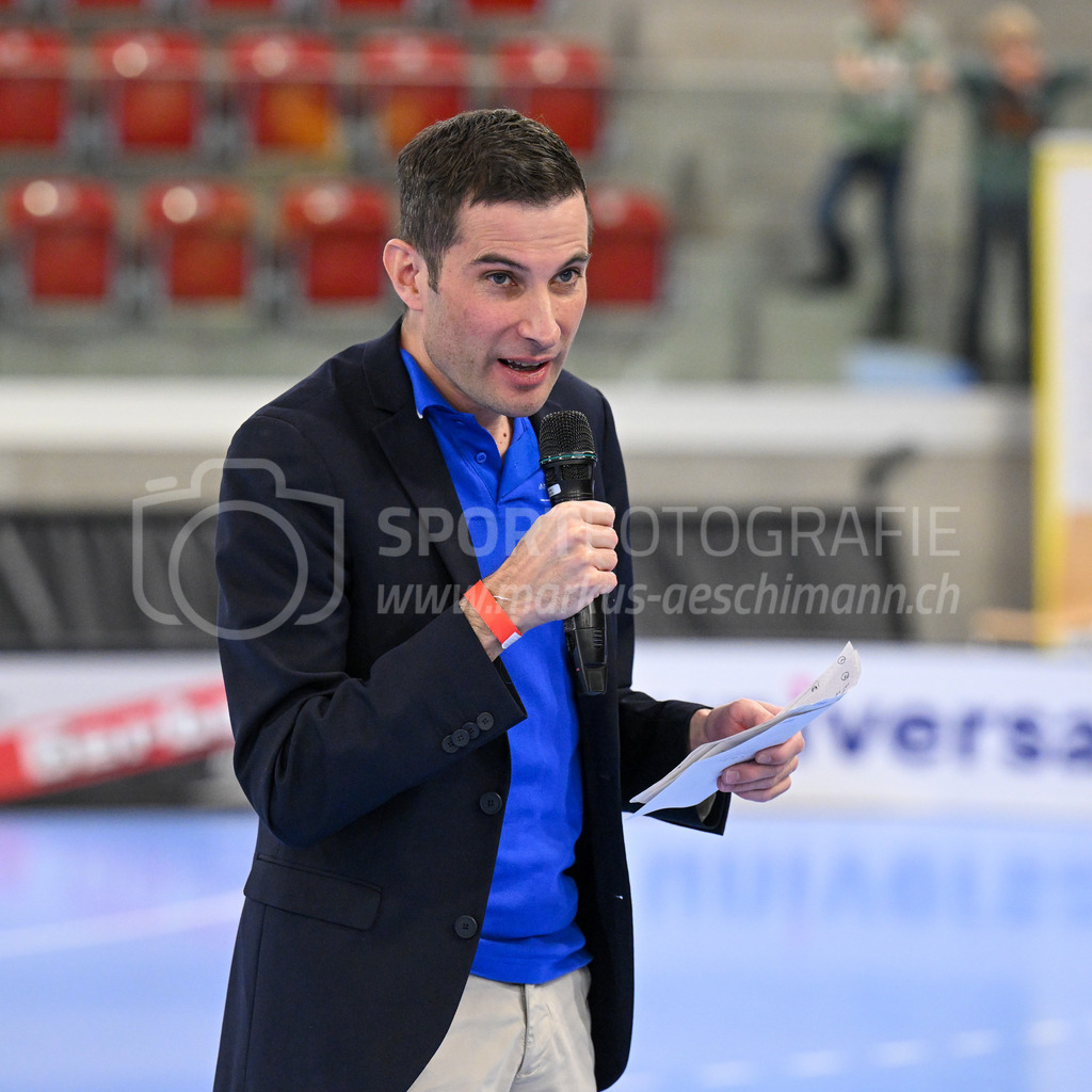 HC Rychenberg vs Floorball Köniz - 18. Dezember 2022 | HC Rychenberg vs Floorball Köniz
AXA Arena, Winterthur
Lukas Gyger verabschiedet langjährige Spitzenschiedsrichter und Funktionäre.
Bild: Sportfotografie Markus Aeschimann | www.markus-aeschimann.ch - Realisiert mit Pictrs.com
