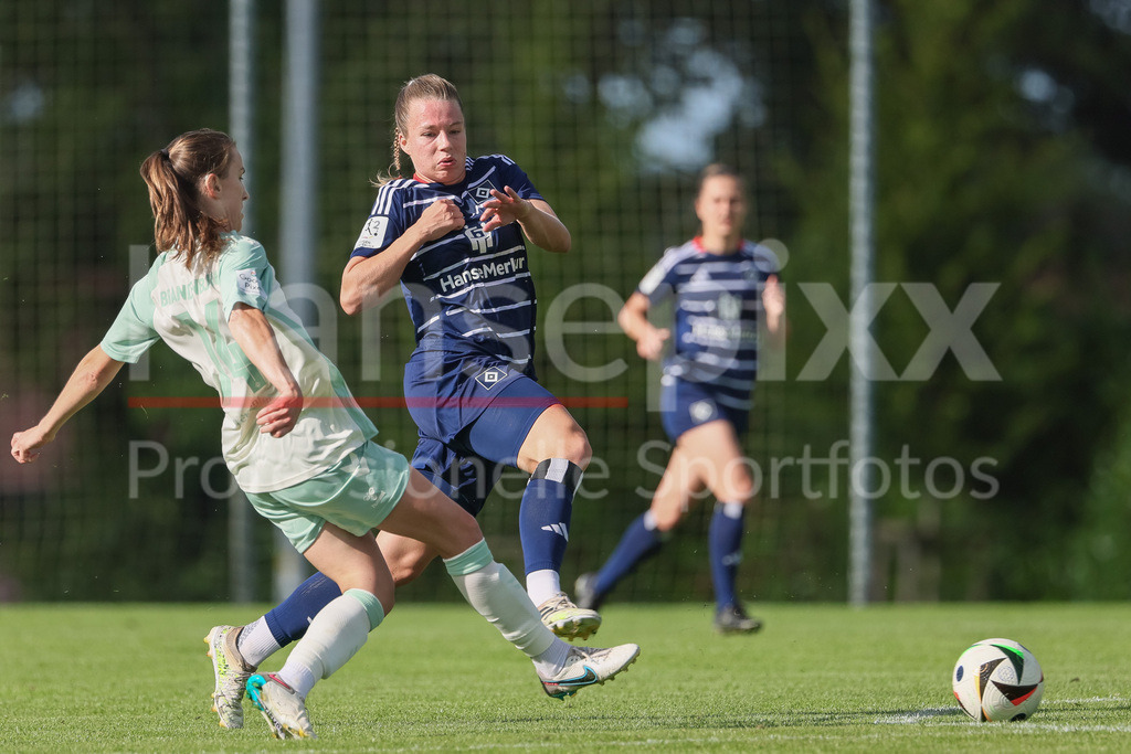 Fussball, Testspiel Frauen, Hamburger SV - SV Werder Bremen | v.li.: Michaela Brandenburg (SV Werder Bremen, 14) und Christin Meyer (Hamburger SV, 16) im Zweikampf, Duell, Dynamik, Aktion, Action, Spielszene