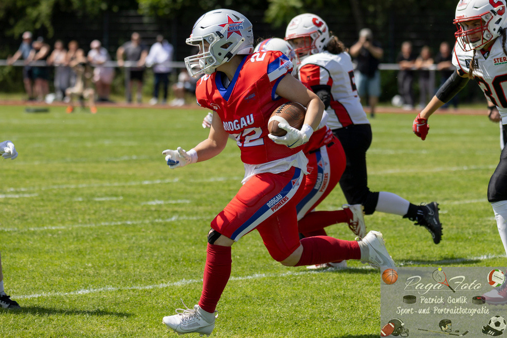 GFLW 1: German Football League Women 1: Rodgau Pioneers Ladies - Stuttgart Scorpions Sisters, 07.06.2026 | Lina Hadziefendic (Rodgau Pioneers Ladies #22) läuft den Ball, Rodgau Pioneers Ladies - Stuttgart Scorpions Sisters, Rodgau, Maingau-Energie-Stadion "Am Weichsee", 7.6.2026 - Realisiert mit Pictrs.com