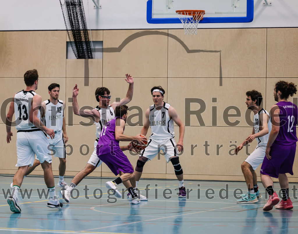 2022-05-01_008_TSV_Vaterstetten_gegen_DJK_Traunstein | Vaterstetten, Deutschland, 01.05.2022:
Basketball, Aufstiegsrunde zur Bayernliga 2021 / 2022, 5. Spieltag, TSV Vaterstetten gegen DJK Traunstein, Endergebnis: 87:79

Konstantin Huber (TSV Vaterstetten, #13), Maximilian Metzger (TSV Vaterstetten, #12), Maximilian Rothe (TSV Vaterstetten, #6), Maximilian Hoernes (DJK Traunstein, #15), Bastian Heckner (TSV Vaterstetten, #7), Luca Maurice Kohll (TSV Vaterstetten, #10), D. Berger (DJK Traunstein, #12)

Foto: Christian Riedel / fotografie-riedel.net
