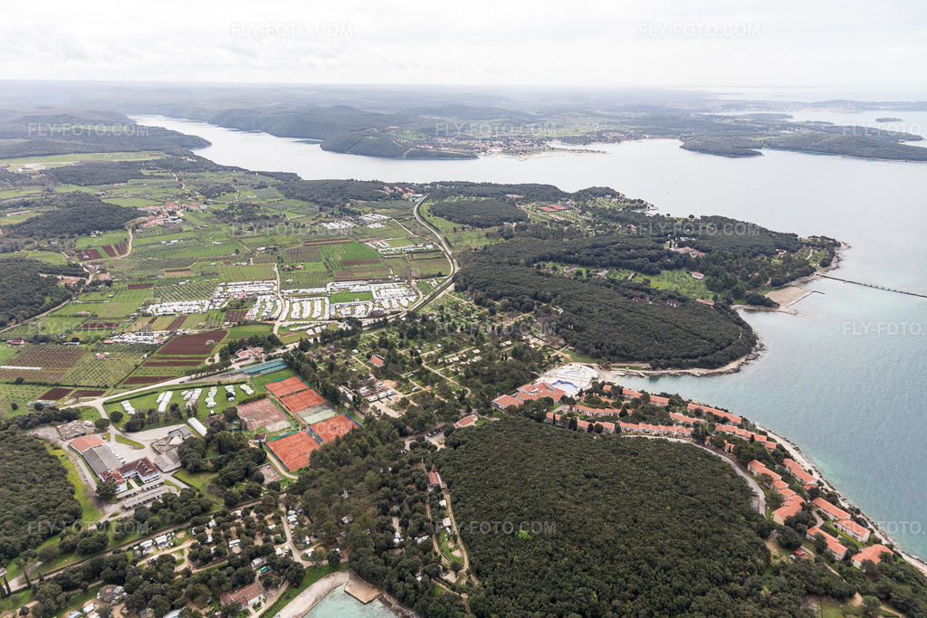 Aerial view: View of the town in Anita in the state Gespanschaft Istrien, Croatia. – Photo: IMG_105947.jpg taken on 04/13/2018 by Werner Riehm/FLY-FOTO.com – Resolution of the original: 5472 x 3648 px