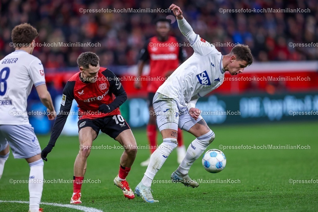 Lev02022501037 | 02.02.2025, Fußball, Bayer 04 Leverkusen - TSG 1899 Hoffenheim, 1. Fußball Bundesliga, 20. Spieltag, BayArena, Saison 2024 2025: Florian Wirtz (Bayer04 Leverkusen #10) im Zweikampf gegen Adam Hlozek (Hoffenheim #23)DFB regulations prohibit any use of photographs as image sequences and or quasi-video.