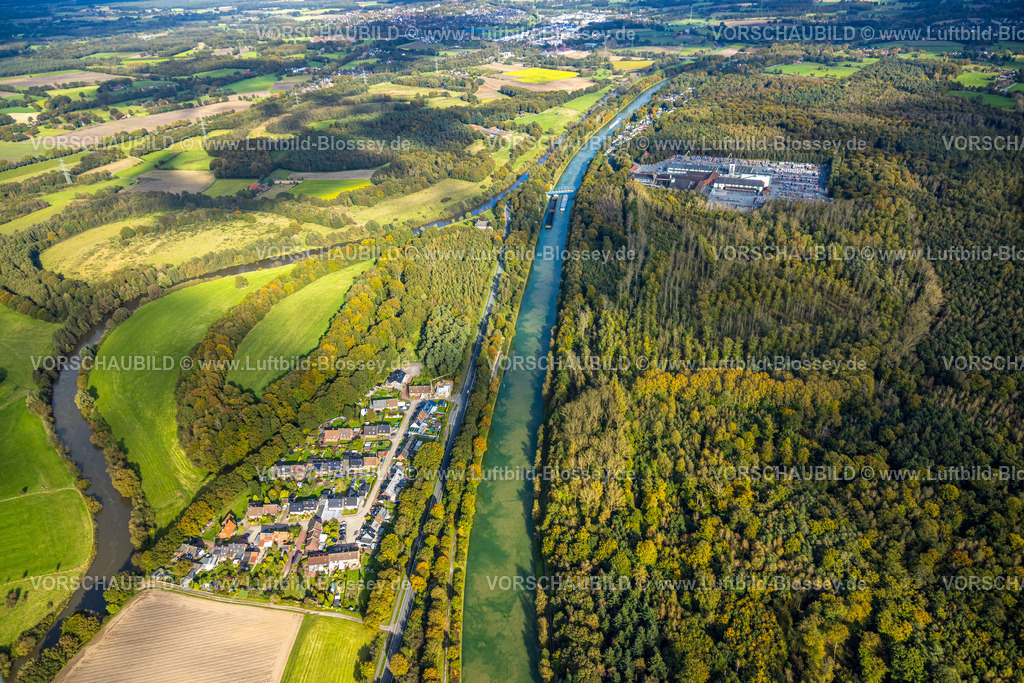 Huenxe241009622 | Luftbild, Wesel-Datteln-Kanal und Fluss Lippe mit Stegerfeld Wohnsiedlung, Dachziegelwerke Nelskamp GmbH - Werk Gartrop im Wald und hinten der Campingplatz Lippetal, Kanalbrücke Gahlener Straße und Binnenschifffahrt, Gartrop, Hünxe, Niederrhein, Nordrhein-Westfalen, Deutschland