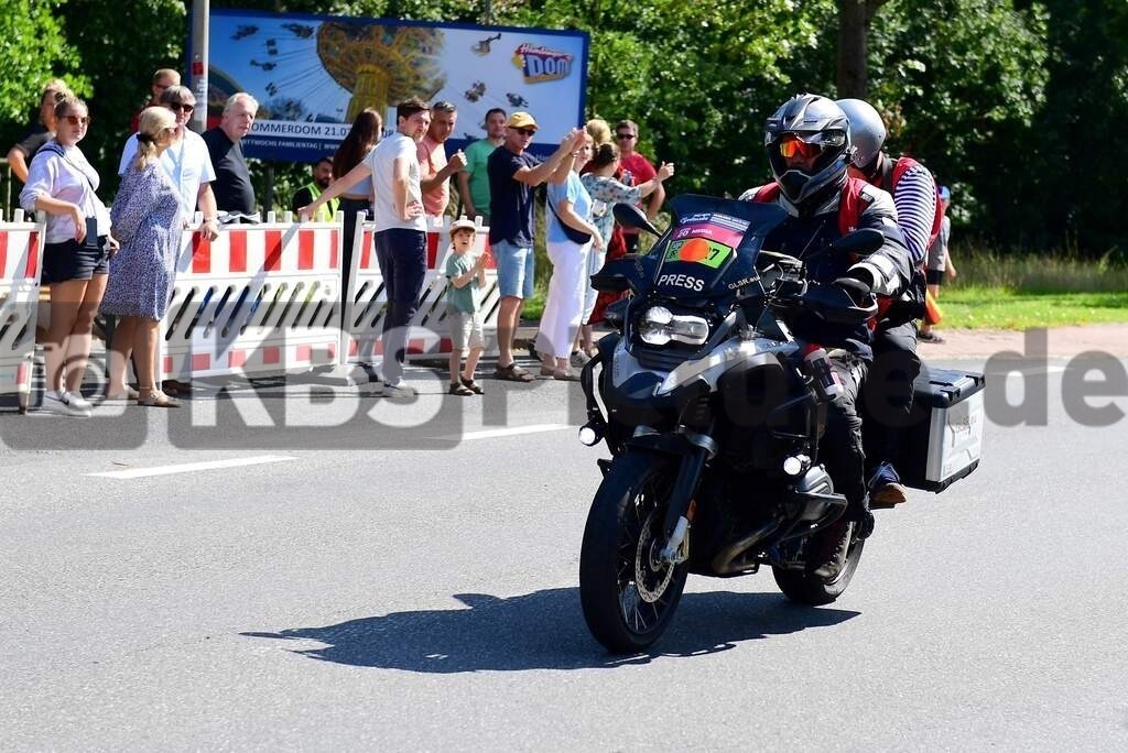 KBS Picture_Cyclassics-Hamburg2023_200823_055 | Cyclassics auf der Pinneberger Strasse in Rellingen , Motorrad Presse ,Bemer Cyclassics Hamburg Radrennen 2023 , Durch Hamburg und Schleswig-Holsten ,UCI-WorldTour-Rennen Profi-Elite Herren ca.200KM , Amateurradfahrer Jedermann Rennen 60KM ,Amateurradfahrer Jedermann Rennen 100KM , - Realisiert mit Pictrs.com