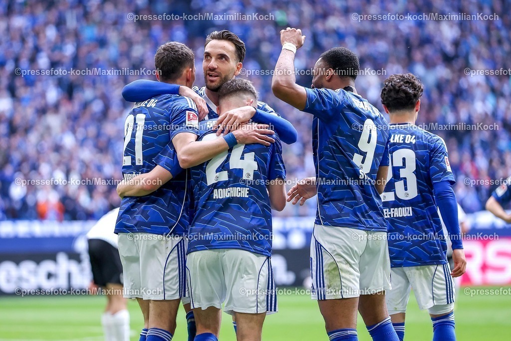 S0419042601046 | 19.04.2026, Fußball, FC Schalke 04 - SC Preußen Münster, 30. Spieltag, 2. Fußball Bundesliga, Veltins-Arena Gelsenkirchen, Saison 2025 2026: Torjubel nach dem Tor zum 3:0 durch Torschütze Adil Aouchiche&nbsp;(Schalke04 #24)  zusammen mit  Dejan Ljubicic&nbsp;(Schalke04 #21) Soufiane El-Faouzi&nbsp;(Schalke04 #23) Moussa Sylla&nbsp;(Schalke04 #09) Kenan Karaman&nbsp;&nbsp;(Schalke04 #19)  DFB regulations prohibit any use of photographs as image sequences and or quasi-video.