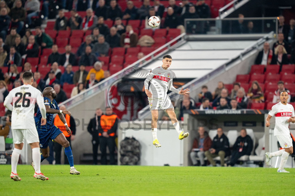 VfB Stuttgart vs. FC Porto, Fussball, Europa League, Achtelfinale, Hinspiel, 12.03.2026 | Bilal El Khannouss (VfB Stuttgart, #11) mit einem Kopfball,VfB Stuttgart vs. FC Porto, Fussball, Europa League, Achtelfinale, Hinspiel, 12.03.2026Foto: photosbyphips/Philip Ziegler