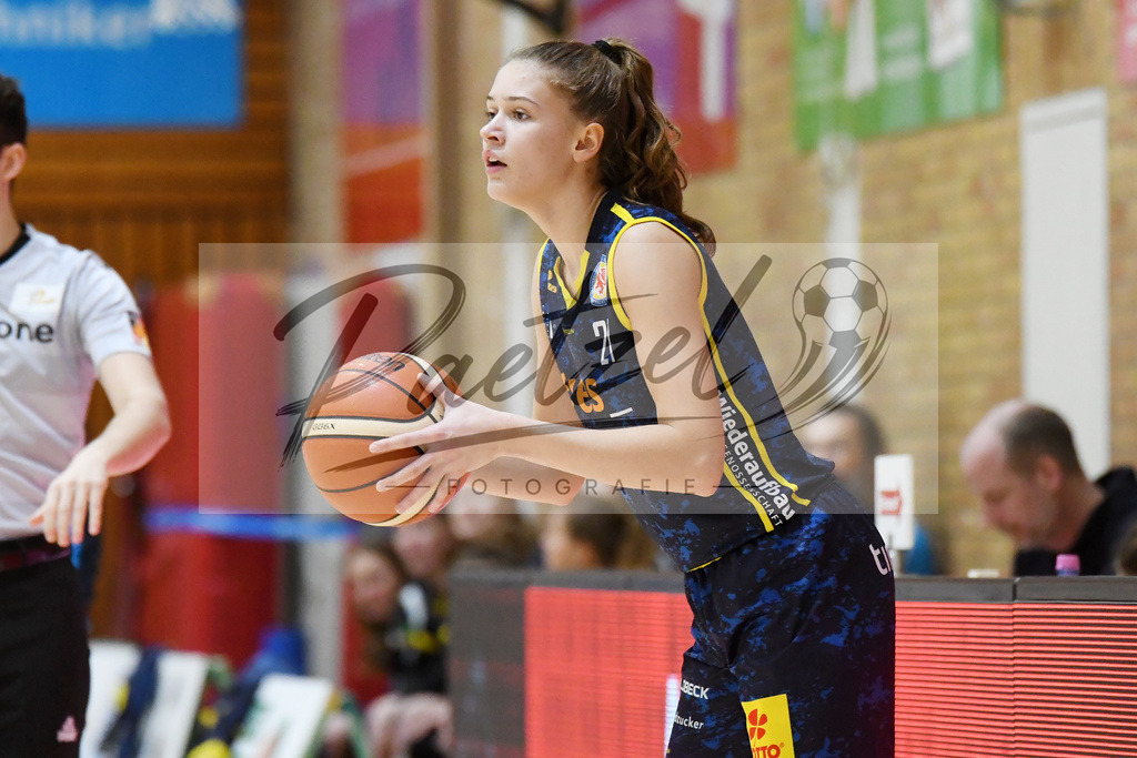 20200209_PAOEBS_0030 | Basketball, Frauen: Lina Falk (Eintracht Braunschweig) in Aktion, am Ball, Einzelaktion waehrend des Spiels der 2. DBBL zwischen Panthers Academy Osnabrueck und Eintracht Braunschweig im datos – home of the panthers am 09.02.2020 in Osnabrueck, Deutschland. - Realisiert mit Pictrs.com