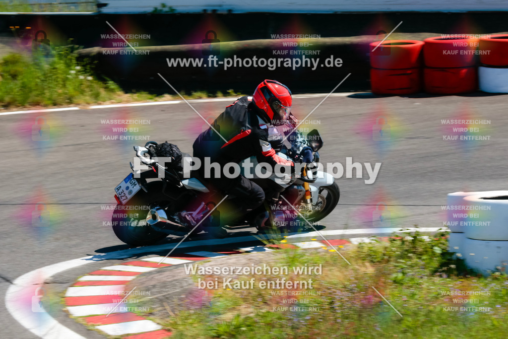 Moto-TeamOBK-22110 | Hier findet Ihr Bilder von Touristenfahrten auf der Nürburgring Nordschleife oder von anderen Veranstaltungen die ich besucht habe. Viel Spass beim Durch Schauen 