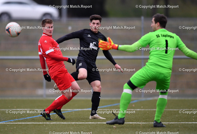 Fussball Freundschaftsspiel SG Empfingen - FC Holzhausen | Fussball 2021/2022    22.01.2022Freundschaftsspiel SG Empfingen - FC HolzhausenTimo Theurer ( SG Empfingen,li) und Matthias Mueller (SG Empfingen,re) gegen Pascal Schoch (FC Holzhausen, Mitte)FOTO: ULMER PressebildagenturxxNOxMODELxRELEASExx