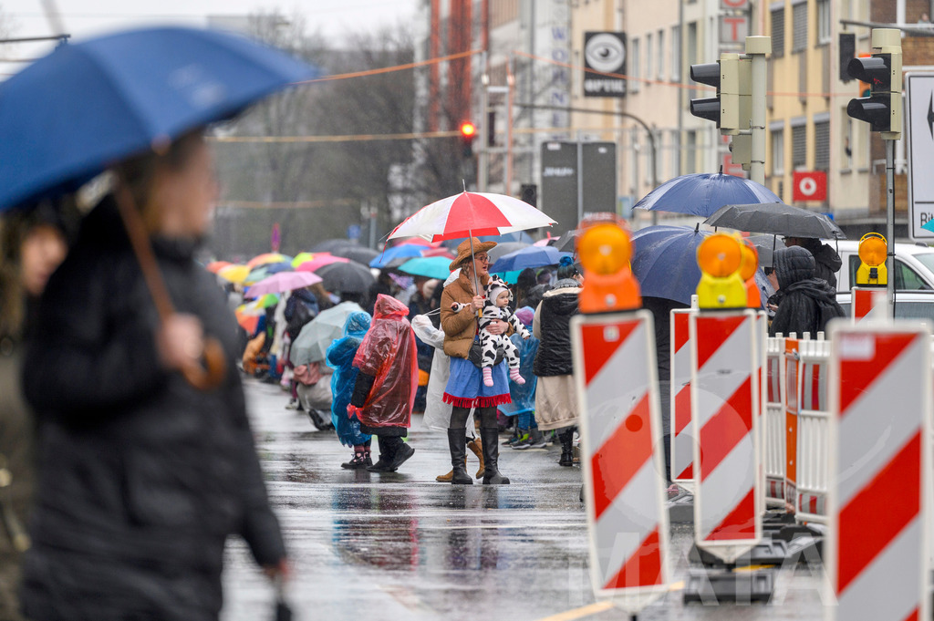 _DWA2265 | Trotz Nieselregen schlängelte sich der „Gaudiwurm“ am Sonntag durch die Nürnberger Innenstadt an tausenden Faschingsfans vorbei.  Nürnberg, 11.02.2024 - Realisiert mit Pictrs.com