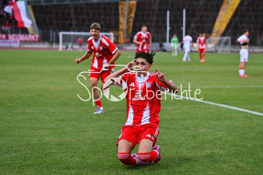 FC Augsburg II - FC Bayern Amateure | Grenzenloser Jubel der kleinen Bayern nach dem Siegtreffer zum 1-2 in der Nachspielzeit / Tor / Torschuetze / Freude / Happy / Regionalliga Bayern: FC Augsburg II - FC Bayern Muenchen II, Rosenaustadion am 25.07.2025 / Jussef NASRAWE (FC Bayern Muenchen II 13)