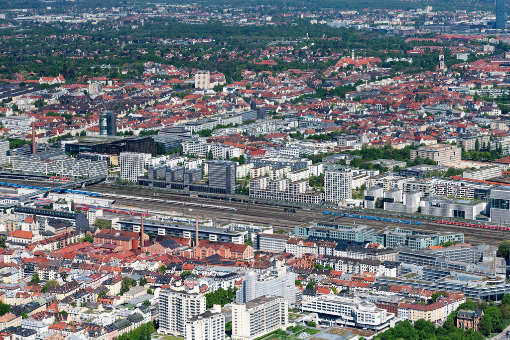 dr__0064214.jpg | MüNCHEN 29.04.2025 Wohn- und Geschäftshaus Viertel " Skygarden " am Arnulfpark an der Bernhard-Wicki-Straße im Ortsteil Maxvorstadt in München im Bundesland Bayern, Deutschland. Weiterführende Informationen bei: CA Immo Deutschland GmbH,  Hadi Teherani Architects GmbH,  OFB Projektentwicklung GmbH,  PWC PricewaterhouseCoopers GmbH,  Ranner Projektmanagement GmbH. // Residential and commercial building district " Skygarden " on Arnulfpark on street Bernhard-Wicki-Strasse in the district Maxvorstadt in Munich in the state Bavaria, Germany. Further information at: CA Immo Deutschland GmbH,  Hadi Teherani Architects GmbH,  OFB Projektentwicklung GmbH,  PWC PricewaterhouseCoopers GmbH,  Ranner Projektmanagement GmbH. Foto: Daniel Reiter