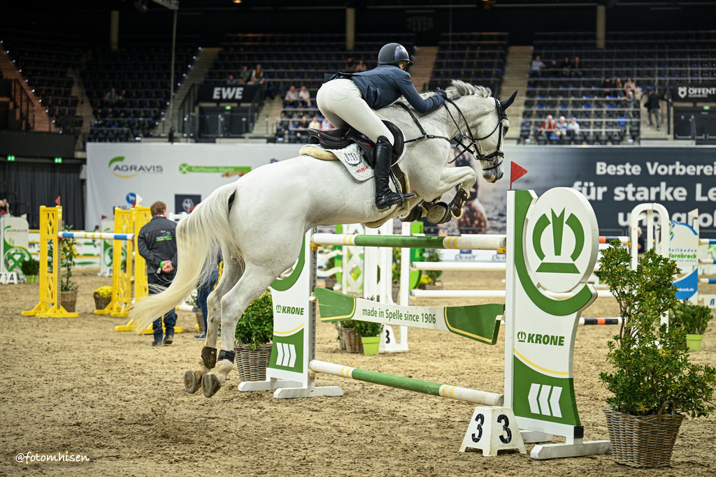 311025-17-064 | Foto Mhisen Pferdefotografie#, Reitturnier Frankfurt#  #Dressur und Springen
#Profi Pferdefotograf Reitturnier Fotograf 
#Sport Horses Photographer 
#equestrain photographer - Realisiert mit Pictrs.com