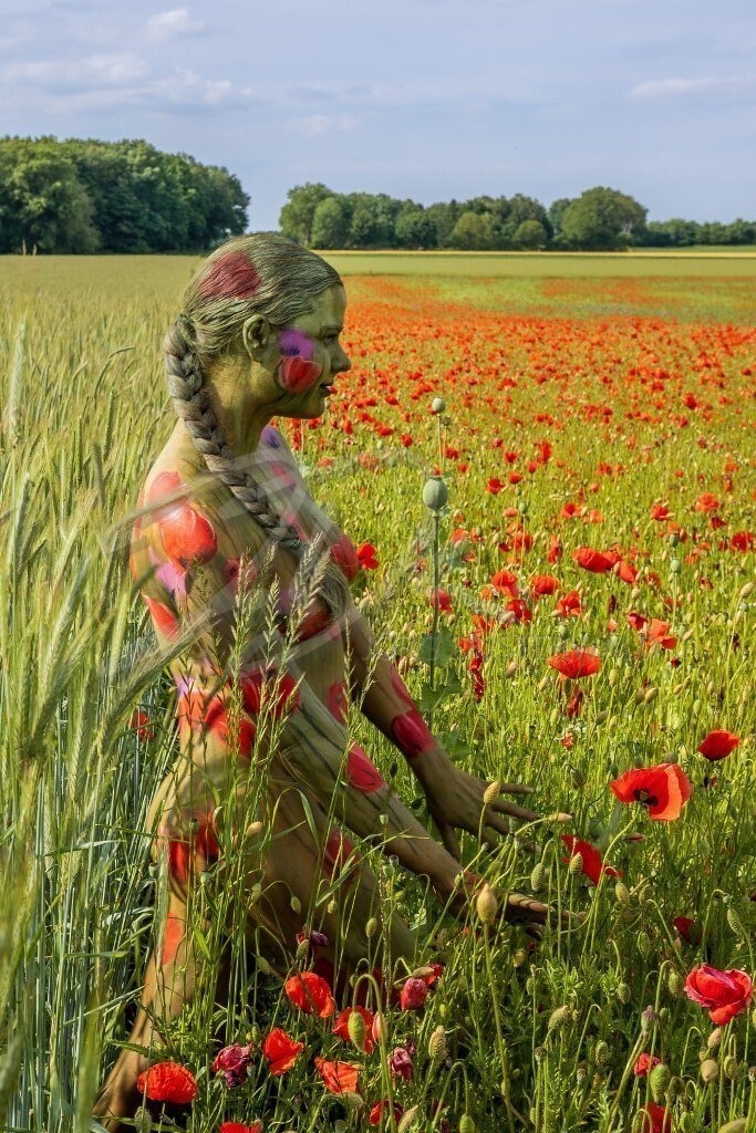 NatureArt-ROTMOHN_9152d | Von einem Feld ins andere | #011 | Modell: Tatjana Heinz | Foto: Andreas P. - Realisiert mit Pictrs.com