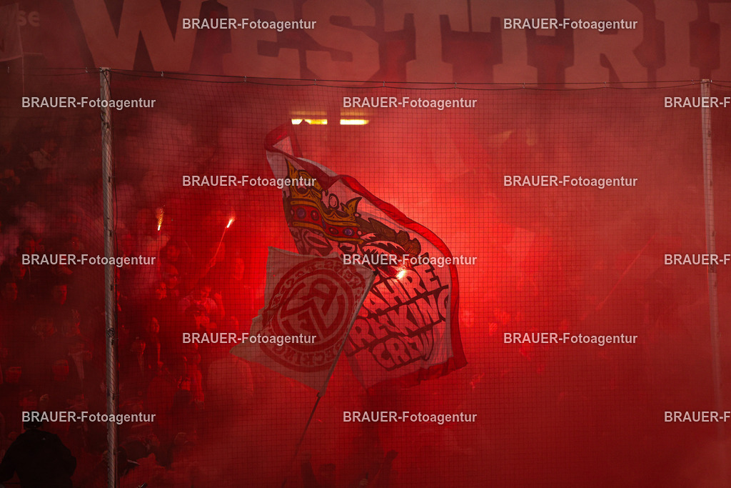 MSV Duisburg - Rot-Weiss Essen  | Duisburg, Deutschland, 26.10.2025 Fans von Rot-Weiss Essen zünden Pyrotechnik im Fanblock während des 3.Liga Spiels zwischen MSV Duisburg und Rot-Weiss Essen in der Schauinsland-Reisen-Arena am 26.10.2025 in Duisburg (Foto von Timo Bluhmki-Schmidt/ Brauer Fotoagentur