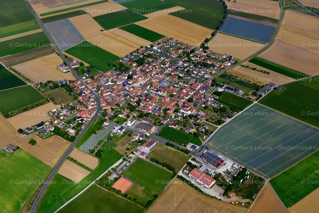 3650238 | OPFERBAUM 31.08.2016 Stadtgebiet mit Außenbezirken und Innenstadtbereich am Rand von landwirtschaftlichen Feldern und Ackerflächen in Opferbaum im Bundesland Bayern, Deutschland // Urban area with outskirts and inner city area on the edge of agricultural fields and arable land in Opferbaum in the state Bavaria, Germany Foto: Gerhard Launer