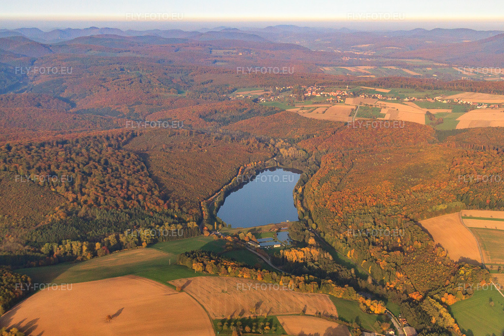 Vue aérienne: Plan d'eau de Wolfartshoffen (barrage Schwarzbach) depuis le sud à Reichshoffen dans le département Bas Rhin, France – .Photo: IMG_54177.jpg prise le 21/10/2012 par Werner Riehm/FLY-FOTO.eu – Résolution de l'original: 4213 x 2809 px