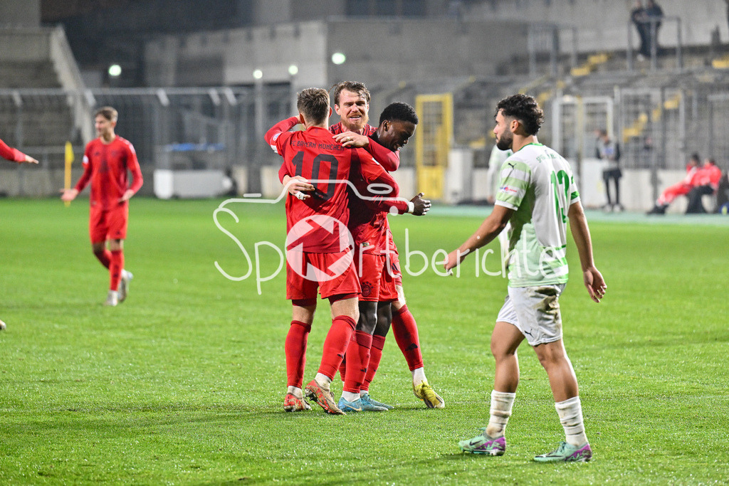 FC Bayern Amateure - SpVgg Greuther Fürth II | Jubel nach dem Treffer zum 4-0 druch Michael SCOTT (FC Bayern München II #19) / Freude / happy / Tor / torschuezte / Regionalliga Bayern: FC Bayern Muenchen II - SpVgg Greuther Fuerth II, Gruenwalder Stadion am am 29.10.2024