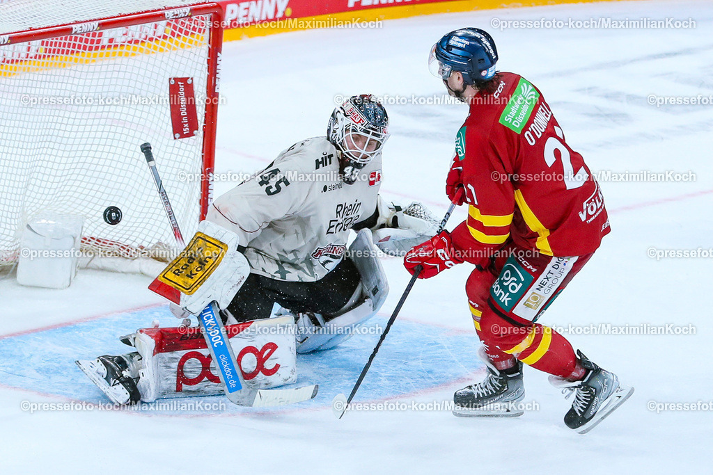 DueDEL25022401052 | 25.02.2024, Düsseldorf, Eishockey, Penny DEL, 49. Spieltag, PSD-BANK Dome, Düsseldorfer EG - Kölner Haie: Torhüter Tobias Ancicka (Kölner Haie) gegen Brendan O Donnell (Düsseldorfer EG) beim Penalty-Schießen