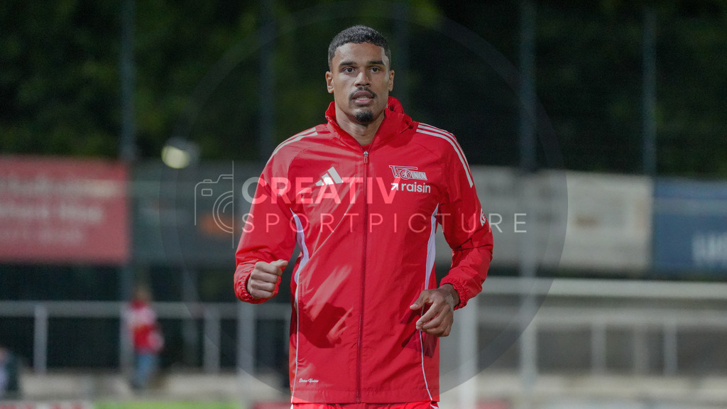 Fußball, Herren, Saison 2025/2026, Testspiel, Freundschaftsspiel, FSV 63 Luckenwalde vs. 1.FC Union Berlin, Mittwoch 08.10.2025, Werner-Seelenbinder-Stadion Luckenwalde, | Fußball, Herren, Saison 2025/2026, Testspiel, Freundschaftsspiel, FSV 63 Luckenwalde vs. 1.FC Union Berlin, Mittwoch 08.10.2025, Werner-Seelenbinder-Stadion Luckenwalde, Im Bild: Danilho Doekhi (Union) - Realisiert mit Pictrs.com