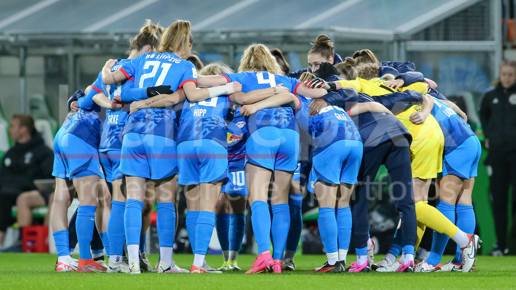 Fussball, Google Pixel Frauen-Bundesliga, VfL Wolfsburg - RB Leipzig | v.li.: Spielerinnen von RB Leipzig schwören sich mit einem Mannschaftskreis ein, Teamkreis, Ansprache, Motivation, DIE DFB-RICHTLINIEN UNTERSAGEN JEGLICHE NUTZUNG VON FOTOS ALS SEQUENZBILDER UND/ODER VIDEOÄHNLICHE FOTOSTRECKEN. DFB REGULATIONS PROHIBIT ANY USE OF PHOTOGRAPHS AS IMAGE SEQUENCES AND/OR QUASI-VIDEO.