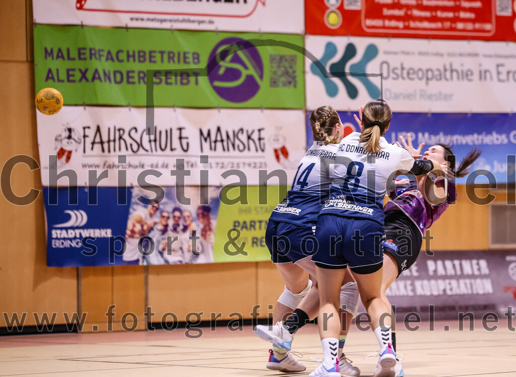 2024-11-24_014_SpVgg_Altenerding_gegen_HC_Donau-Paar_II | Erding, Deutschland, 24.11.2024:Handball, Bezirksoberliga Frauen Altbayern 2024 / 2024, 6. Spieltag, SpVgg Altenerding gegen HC Donau/Paar II, Endergebnis: 24:24Julia Kranich (HC Donau/Paar, #14), Emely Otto (HC Donau/Paar, #8), Janina Konrad (SpVgg Altenerding, #2)Foto: Christian Riedel / fotografie-riedel.net