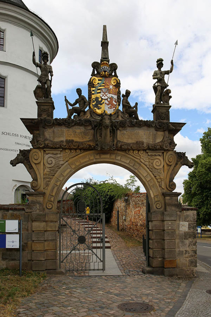 Torgau - Schloss Hartenfels - Elbtor | Entdecke über 20 Kategorien Leipzig-Motive: Foto-Downloads, hochwertige Poster, Leinwand- & Fine-Art-Prints. Jetzt Lieblingsfoto im Bildlexikon Leipzig Shop bestellen!