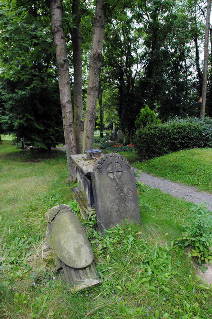 Foto: Leipzig - Friedhof Thekla | Das Team hinter BILDLEXIKON LEIPZIG bündelt historische wie aktuelle Informationen über die Stadt Leipzig in Text und Bild auf einer Plattform und stellt diese der interessierten Öffentlichkeit zur Verfügung.