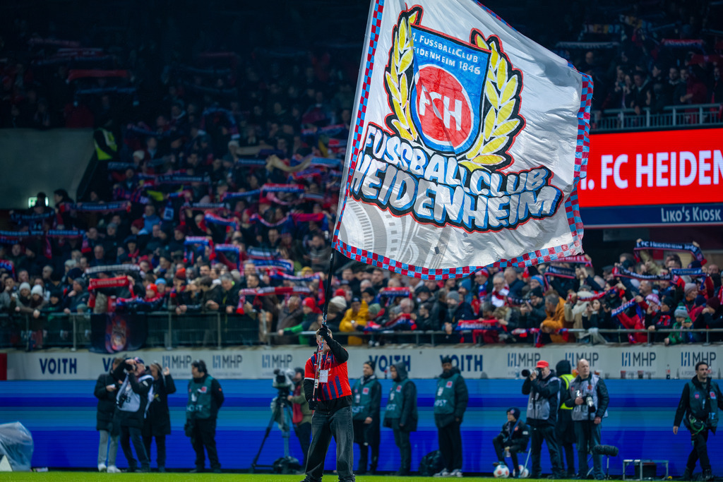 1. FC Heidenheim vs. VfB Stuttgart, Fussball, 1. Bundesliga, 23. Spieltag, Saison 2025/2026, 22.02.2026 | Fahne 1. FC Heidenheim,1. FC Heidenheim vs. VfB Stuttgart, Fussball, 1. Bundesliga, 23. Spieltag, Saison 2025/2026, 22.02.2026Foto: photosbyphips/Philip Ziegler