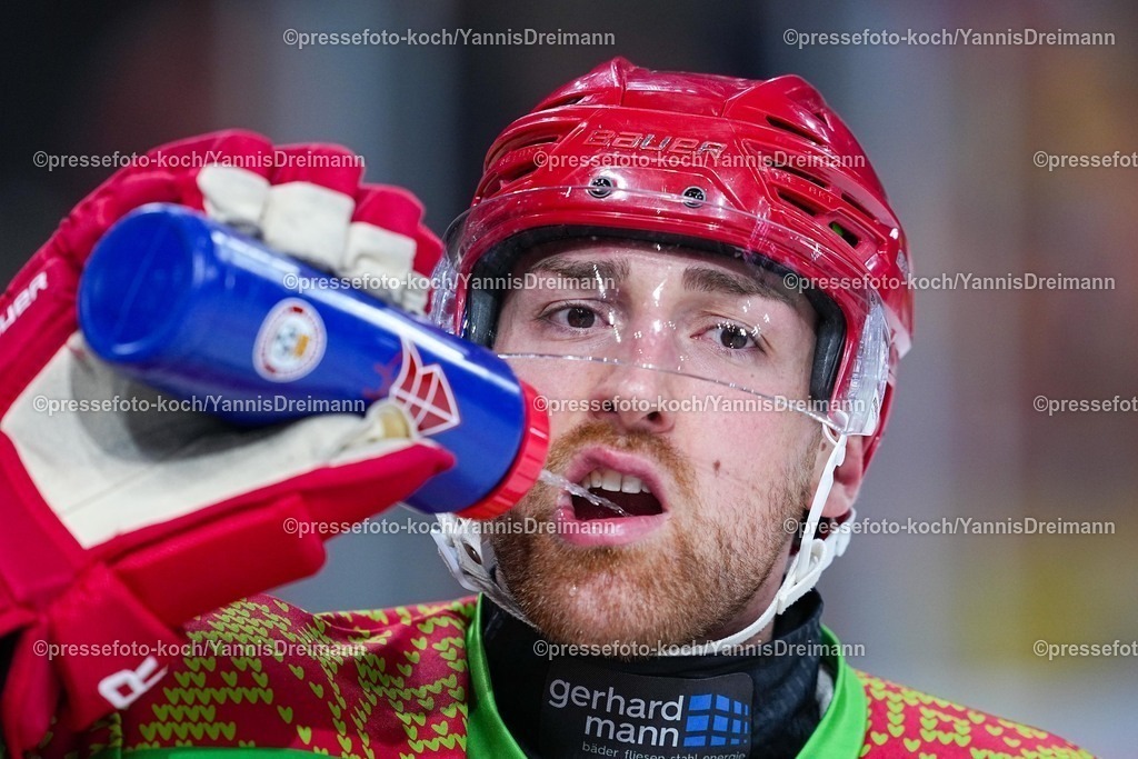 xYDRx19102501060 | 19.10.2025, xydrx, Eishockey, DEL2, Düsseldorfer EG - EV Landshut, PSD Bank Dome Düsseldorf: Yannick Wenzel (EV Landshut #20)