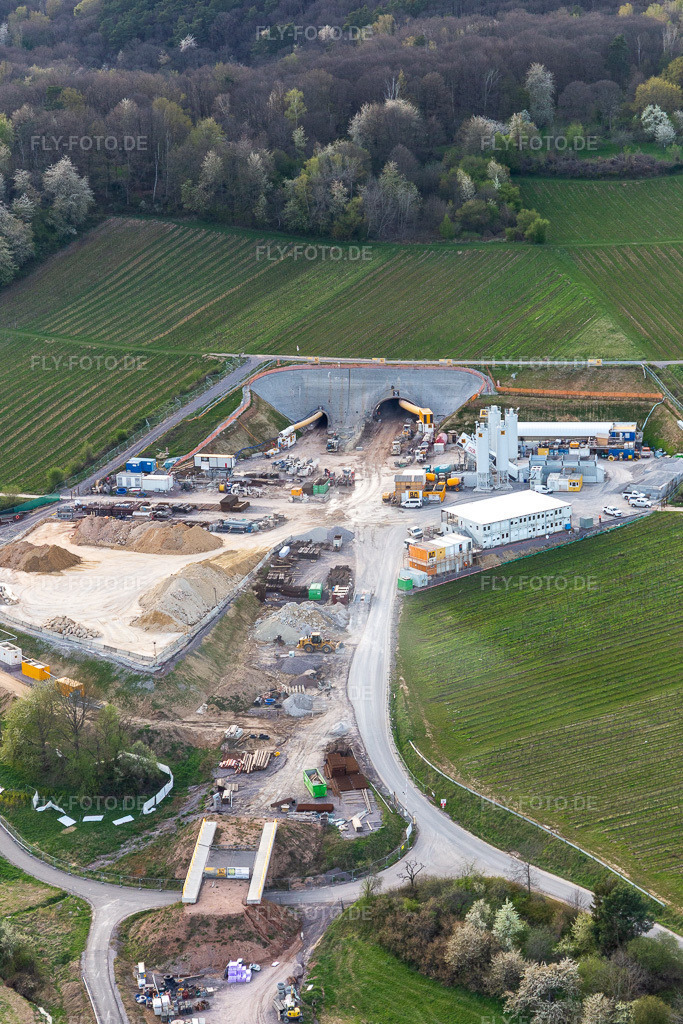 Luftbild: Baustelle des Tunnelportals Ost für den Astrid-Tunnel zur Unterquerung und Ortsumgehung von Bad Bergzabern zwischen B38 (Weinstraße) und B427 (Kurtalstraße) in Dörrenbach im Bundesland Rheinland-Pfalz in Deutschland.Foto: IMG_131214.jpg vom 12.04.2022 durch Werner Riehm/FLY-FOTO.deBemo: - BEMO Tunnelling GmbHLandesbetrieb Mobilität Rheinland-PfalzStadt Bad BergzabernHerrenknecht AG - Pioneering Underground Together