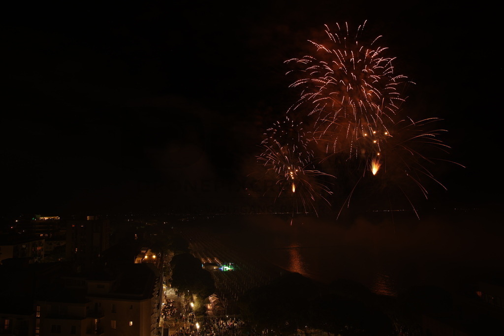 Ferragosto Fireworks in Grado, Italy | GRADO, ITALY, 15.AUG.26 - FIREWORKS - Ferragosto fireworks over the Adriatic Sea in Grado, Italy. Colorful fireworks light up the night sky above the beach, coastline and waterfront during the traditional summer celebration. - Realisiert mit Pictrs.com