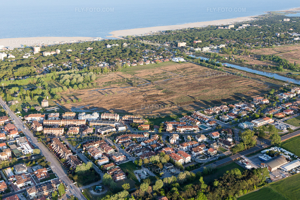 Aerial view: View of the town in Porto Garibaldi in the state Emilia Romagna, Italy.Photo: IMG_098707.jpg taken on 04/06/2017 by Werner Riehm/FLY-FOTO.comResolution of the original: 5472 x 3648 px