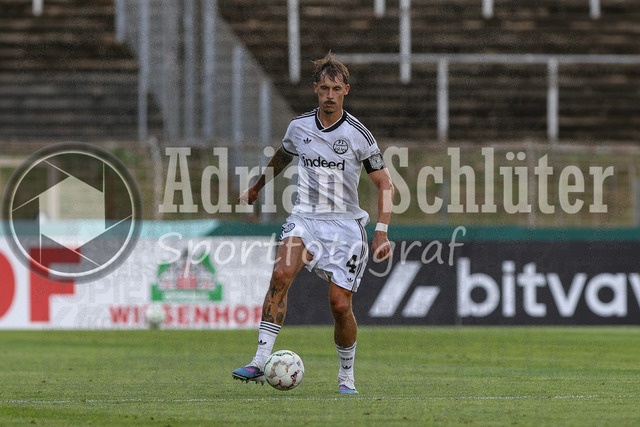 21.08.2026, GER, Fussball, Herren, DFB-Pokal, Saison 2026/2027, SC St. Tönis vs Eintracht Frankfurt | Robin Koch (Frankfurt) in Aktion am Ball, Einzelaktion