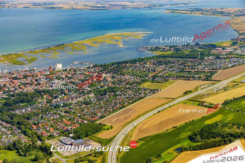 Luftaufnahme der Stadt Heiligenhafen - Die Luftaufnahme wurde 2025 vom UL-Flugzeug heraus erstellt ( keine Drohne ) - Hochauflösende Luftaufnahme - für professionelle Ausdrucke geeignet. Die Geschenkidee !Hier alle&nbsp;Infos zur Lizenzierung der LuftaufnahmeWir fliegen auch dieses Jahr wieder in Ihre Region um Luftbilder zu erstellen.- Luftbild anfragen