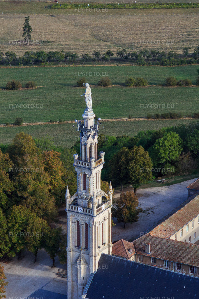 Vue aérienne: Tour avec statue de Marie sur la basilique Notre-Dame de Sion à Saxon-Sion dans le département Meurthe et Moselle, France – .Photo: IMG_118497.jpg prise le 16/09/2019 par Werner Riehm/FLY-FOTO.eu – Résolution de l'original: 1946 x 2919 px