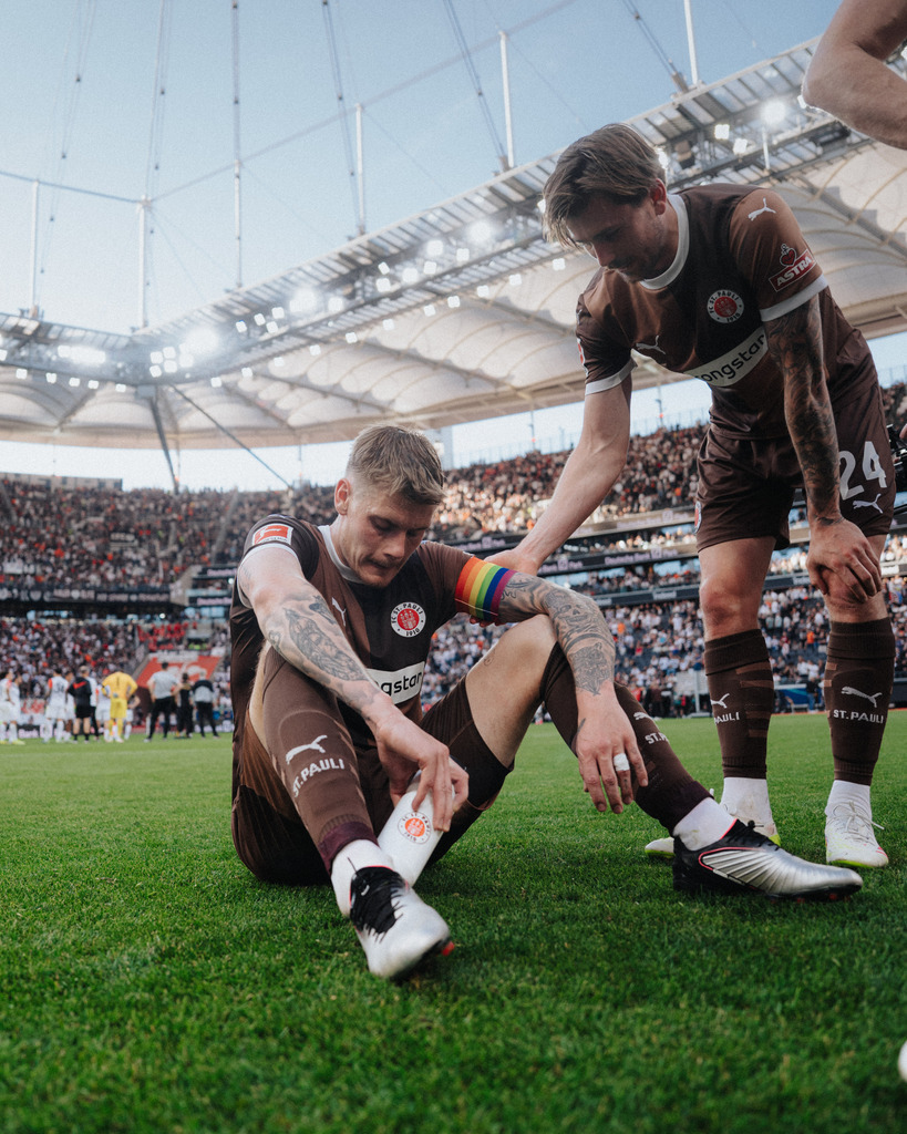 FCS00185 | Der offizielle Shop für FC St. Pauli Fotos. Wähle aus Spielszenen & Fanmomenten dein FCSP Wunschformat. Wir liefern Millerntor-Atmosphäre.